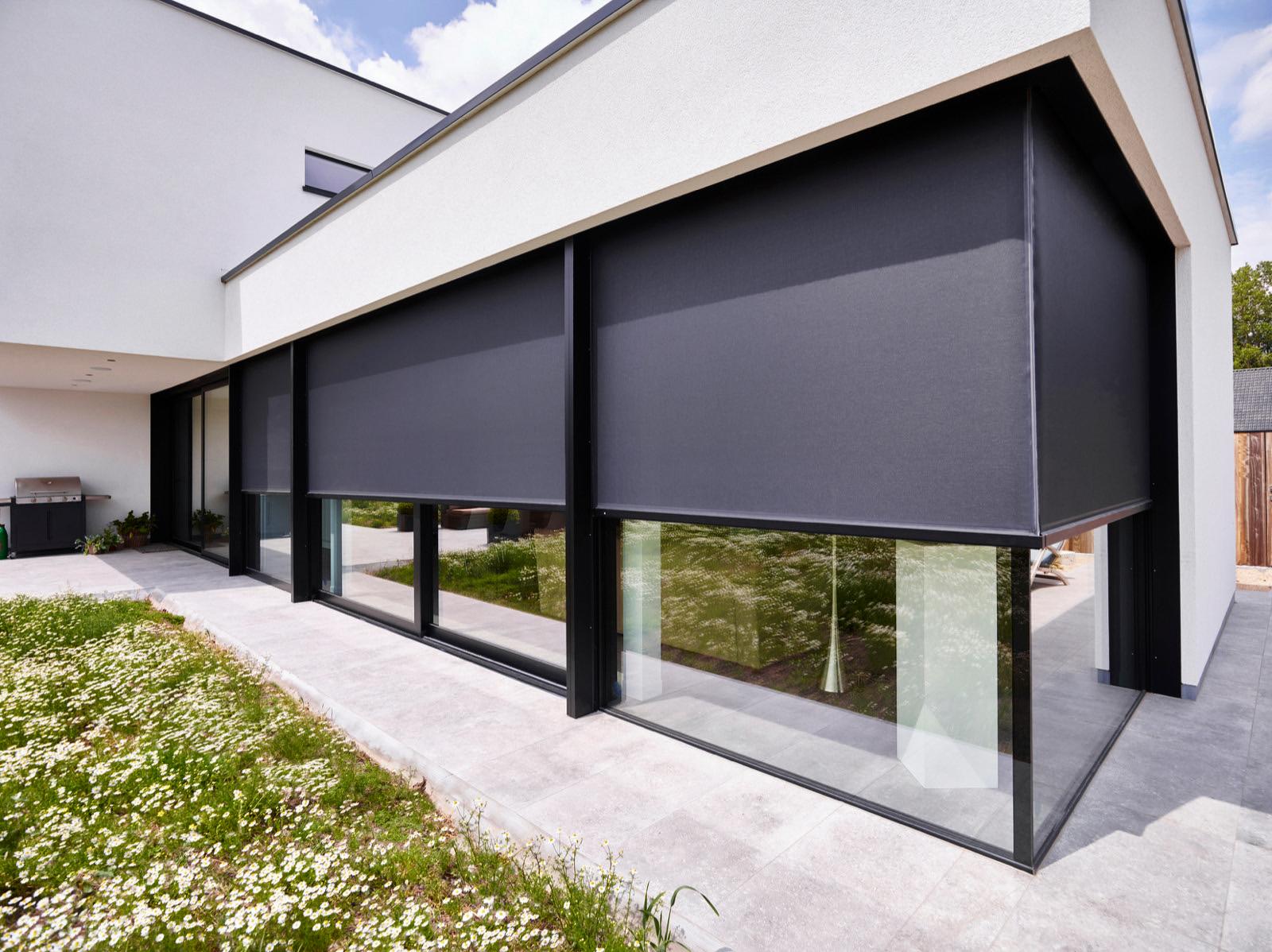 Moderne ZIP-Screens als außenliegender Sonnenschutz an einer Hausfassade