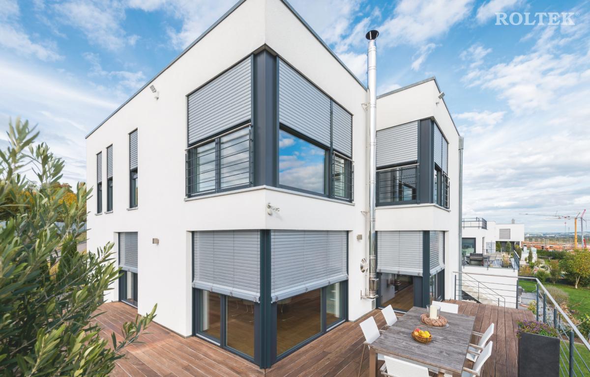Rollläden an den Fenstern eines modernen Wohnhauses