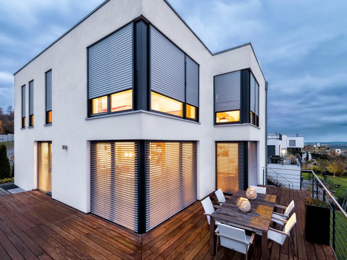 Motorisierte Rollläden an einem modernen Wohnhaus
