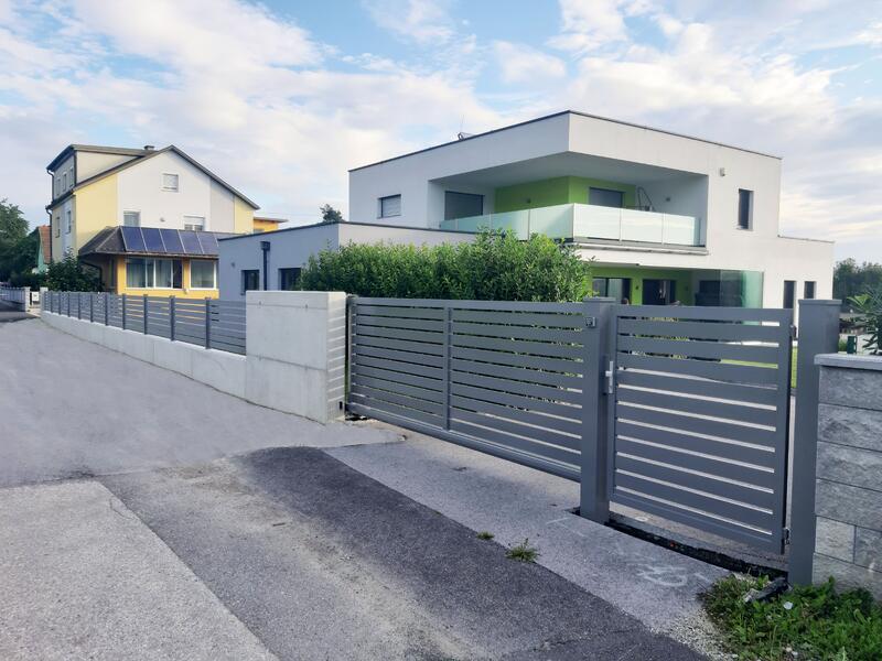 Moderner Aluminiumzaun im Garten eines Wohnhauses