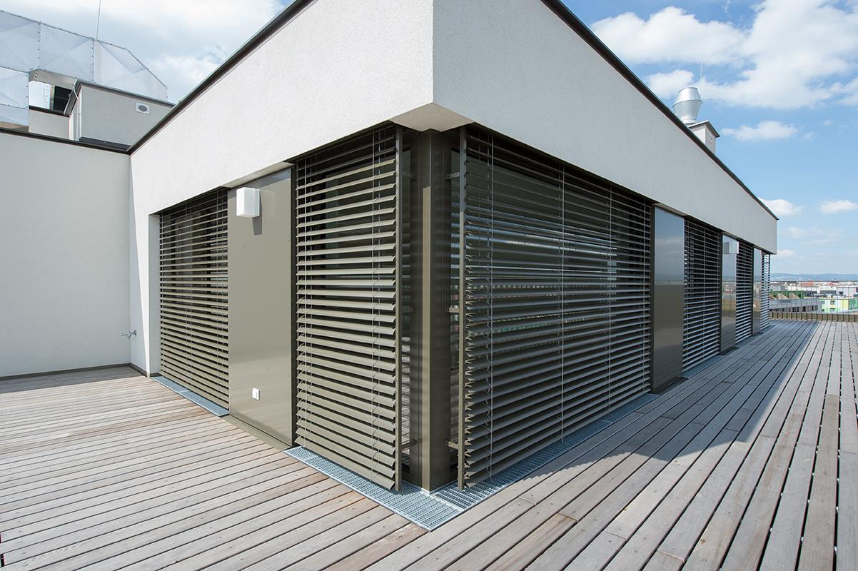 Modernes Sonnenschutzsystem an der Hausfassade
