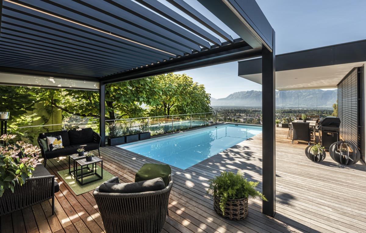 Moderne Aluminium-Pergola auf einer Terrasse